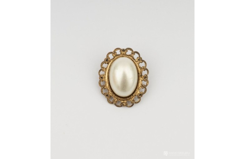 Miniatiūrinė ovali sagė 3 x 2,3 cm.
