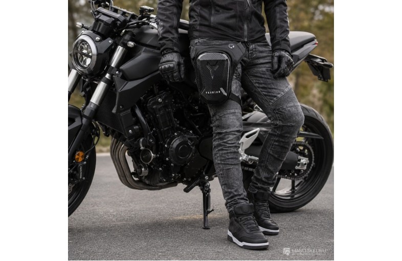 Moto krepšys ant kojos ir juosmens.