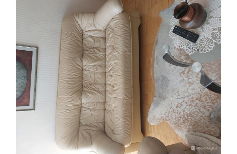 Odinė sofa ir du foteliai