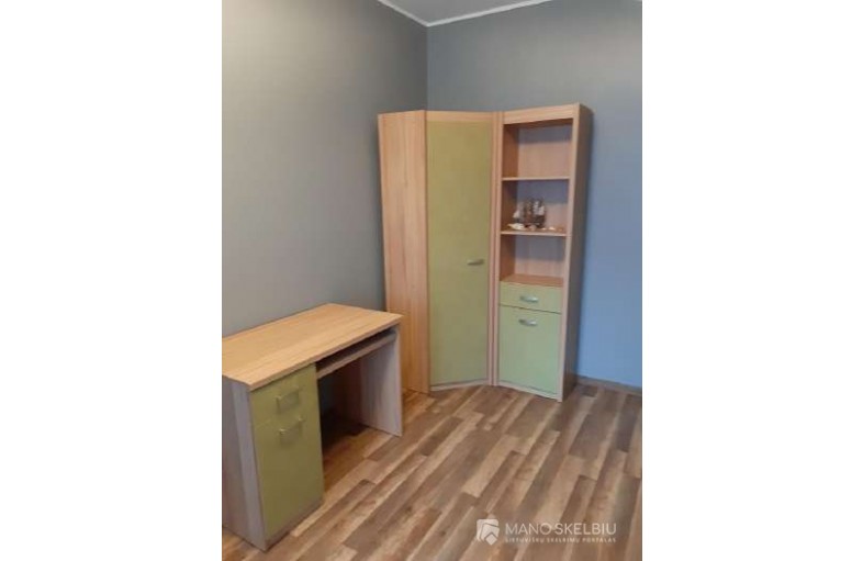 Rašomasis stalas ir spinta