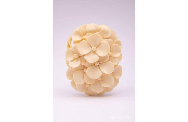 Sagė PUOKŠTĖ.Dramblio kaulas 6,2 x 5 cm.