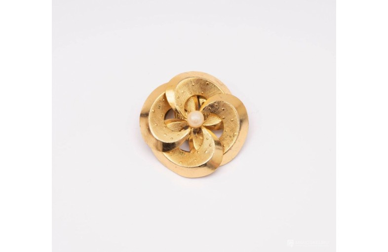Sagė-spaustukas Skersmuo: 4 cm.