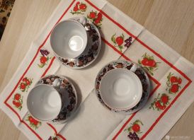 3 puodukai su lėkštutėmis