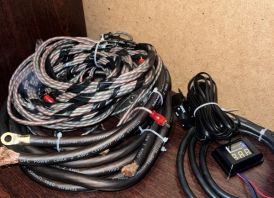 Auto subwoofer su stiprintuvu ir laidais
