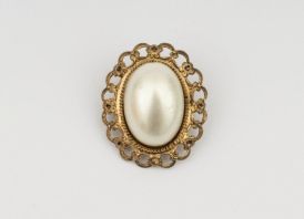 Miniatiūrinė ovali sagė 3 x 2,3 cm.