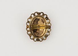 Miniatiūrinė ovali sagė 3 x 2,3 cm.