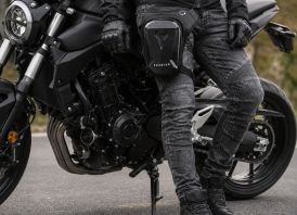 Moto krepšys ant kojos ir juosmens.