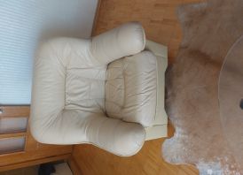 Odinė sofa ir du foteliai