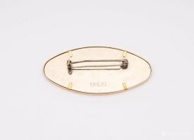 Ovali sagė Aukso spalvos metalas 5,5 x 3,5cm.
