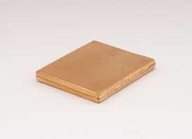 Pudrinė.  Paauksuotas metalas. 7,7 x 6,6 cm.