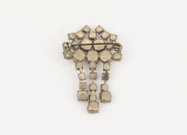 Stiklinė sagė 3,5 x 4,5 cm.